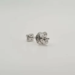 Boucles d’oreilles or blanc serties de diamants baguettes