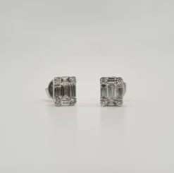 Boucles d’oreilles or blanc serties de diamants baguettes