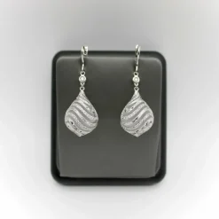 Boucles d'oreilles or blanc, diamants, cristal de roche, monture cage gravée à la main