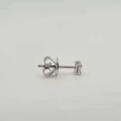 Boucles d’oreilles or blanc serties de diamants baguettes