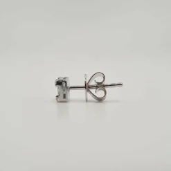 Boucles d’oreilles or blanc serties de diamants baguettes