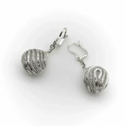 Boucles d'oreilles or blanc, diamants, cristal de roche, monture cage gravée à la main