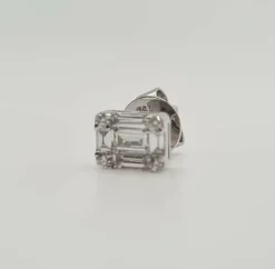 Boucles d’oreilles or blanc serties de diamants baguettes