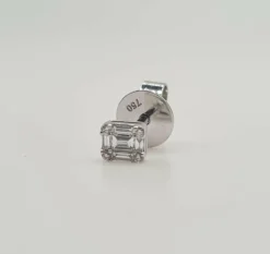 Boucles d’oreilles or blanc serties de diamants baguettes