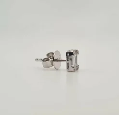 Boucles d’oreilles or blanc serties de diamants baguettes