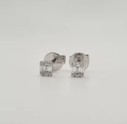 Boucles d’oreilles or blanc serties de diamants baguettes