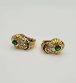 Boucles d’oreilles or jaune serties de diamants, émeraudes et rubis