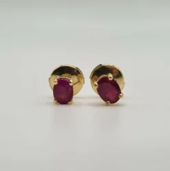 Boucles d’oreilles or jaune 18 carats serties de rubis ovale