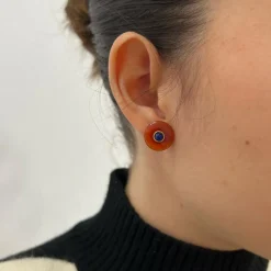 Boucles d'oreilles or jaune et résine orange et bleue