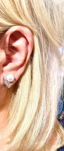 Boucles d’oreilles or jaune, perles de culture, diamants