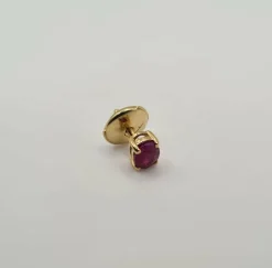 Boucles d’oreilles or jaune 18 carats serties de rubis ovale