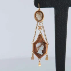 Boucles d'oreilles, or jaune, camée empire