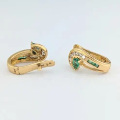 Boucles d'oreilles or jaune, émeraudes et diamants
