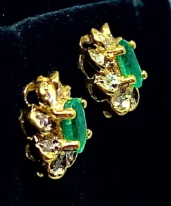 Boucles d’oreilles or jaune émeraudes et diamants