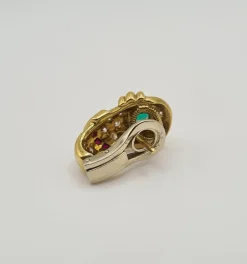 Boucles d’oreilles or jaune serties de diamants, émeraudes et rubis