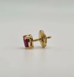 Boucles d’oreilles or jaune 18 carats serties de rubis ovale