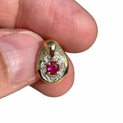 Boucles d'oreilles or jaune, rubis, diamants