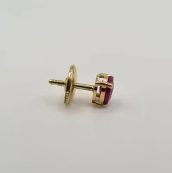 Boucles d’oreilles or jaune 18 carats serties de rubis ovale