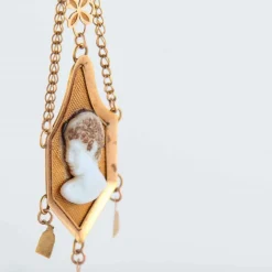 Boucles d'oreilles, or jaune, camée empire