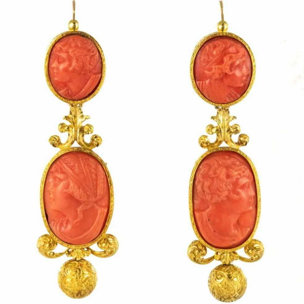 Boucles d'oreilles pendantes anciennes camées sur corail