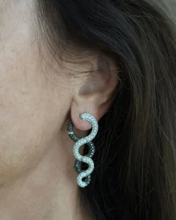 Boucles d'oreilles pendantes diamants noirs et blancs