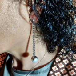 Boucles d'oreilles pendantes en or blanc, perles et diamants