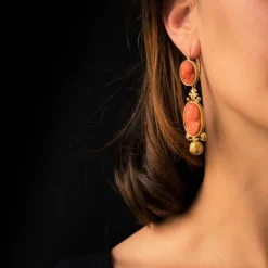Boucles d'oreilles pendantes anciennes camées sur corail
