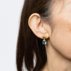 Boucles d'oreilles pendantes topaze bleue, péridot et diamants