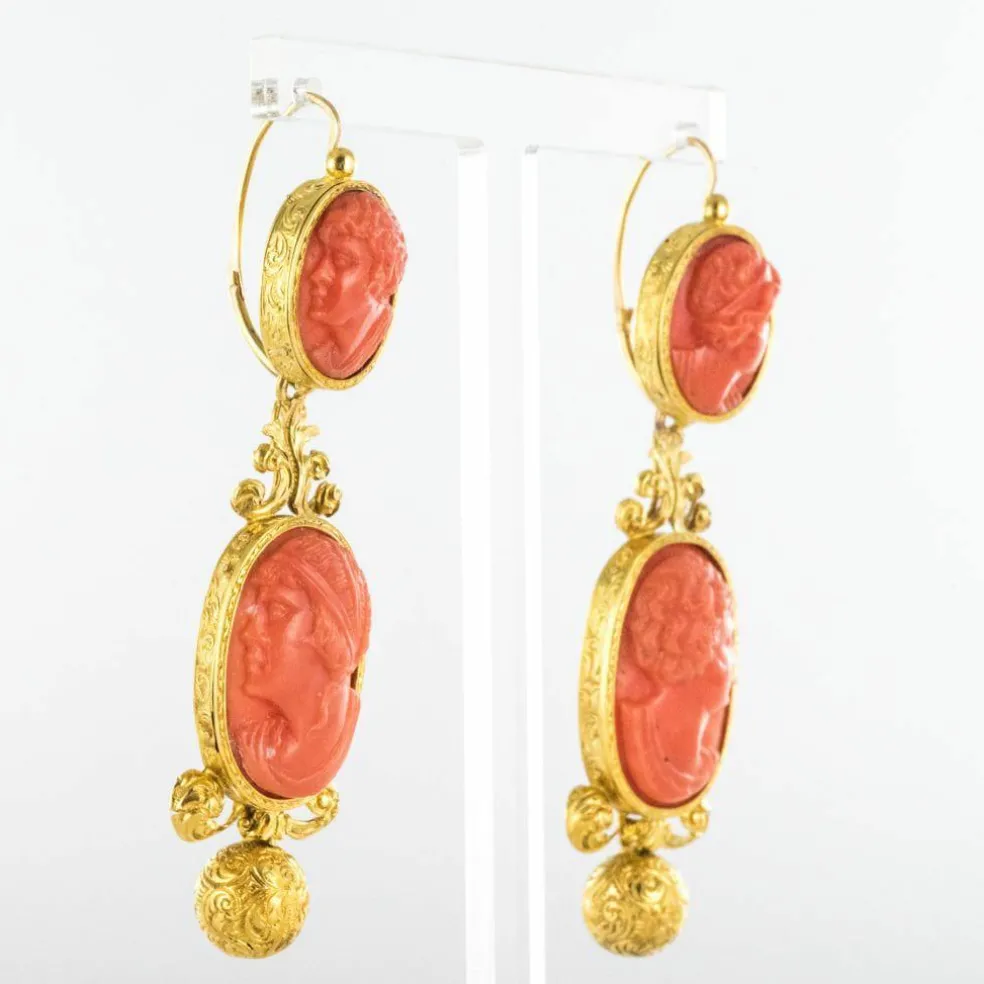 Boucles d'oreilles pendantes anciennes camées sur corail