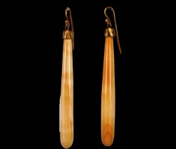 Boucles d'oreilles pendantes en or et corail antique