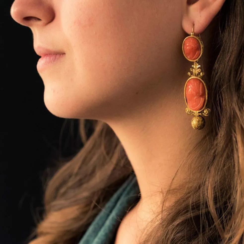 Boucles d'oreilles pendantes anciennes camées sur corail