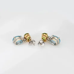 Boucles d'oreilles pendantes topaze bleue, péridot et diamants