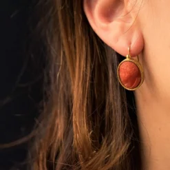Boucles d'oreilles pendantes anciennes camées sur corail