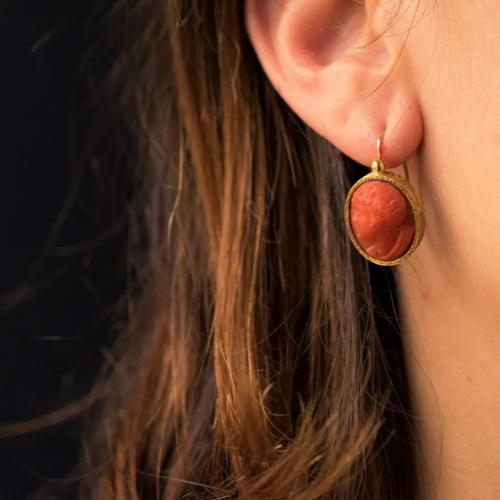 Boucles d'oreilles pendantes anciennes camées sur corail