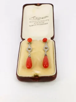 Boucles d'oreilles pendantes Art Deco corail rouge diamants taille rose
