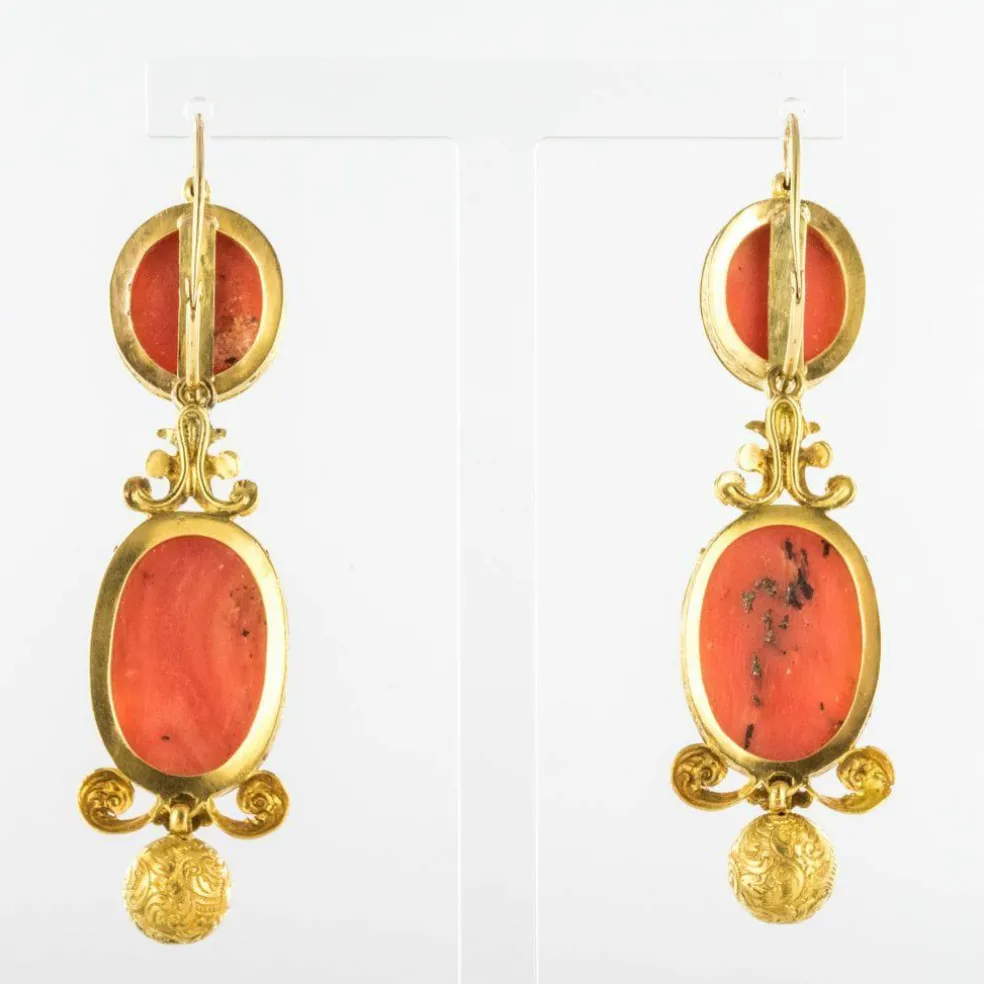 Boucles d'oreilles pendantes anciennes camées sur corail