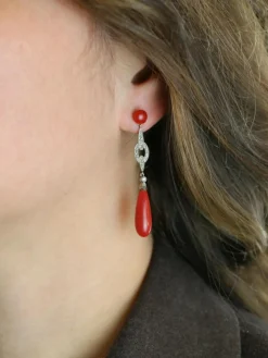 Boucles d'oreilles pendantes Art Deco corail rouge diamants taille rose