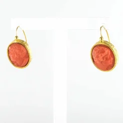 Boucles d'oreilles pendantes anciennes camées sur corail