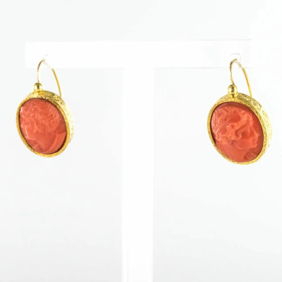 Boucles d'oreilles pendantes anciennes camées sur corail