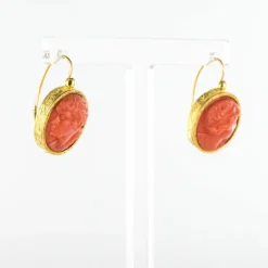 Boucles d'oreilles pendantes anciennes camées sur corail