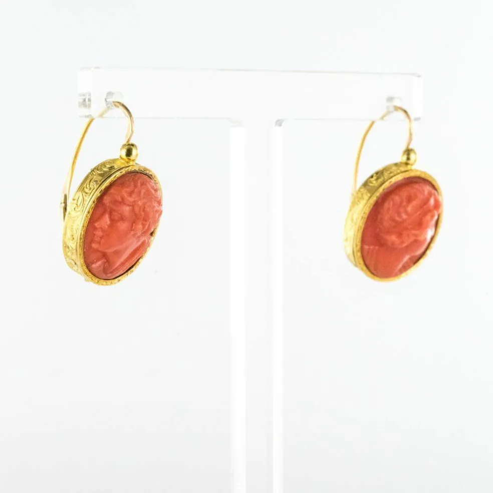 Boucles d'oreilles pendantes anciennes camées sur corail
