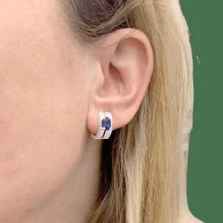 Boucles d'oreilles saphirs, diamants, or blanc.