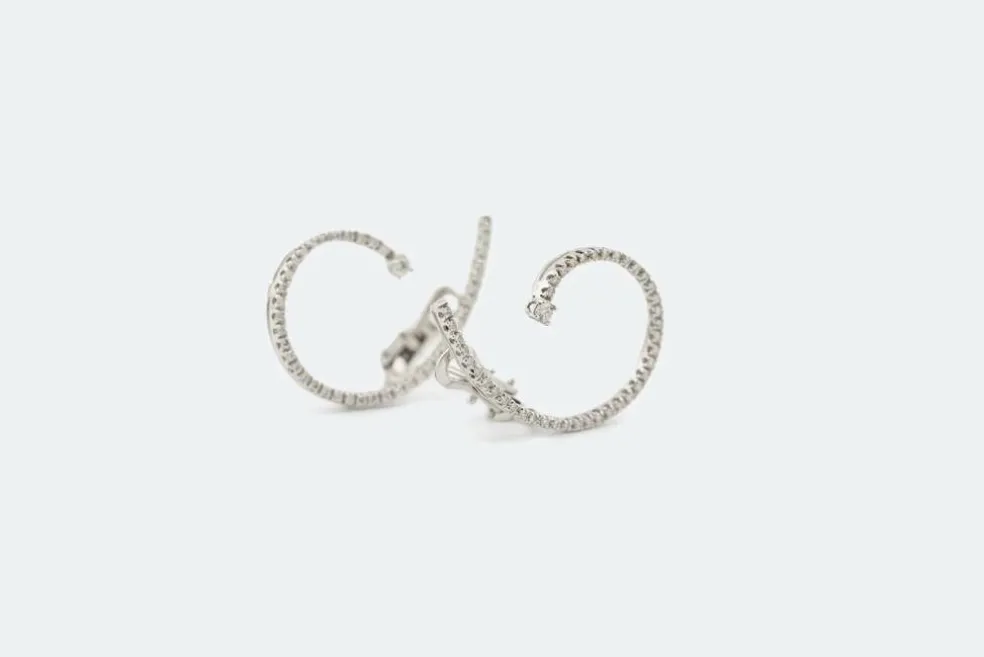 Boucles d'oreilles spirales en or blanc et diamants