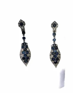 Boucles d'oreilles style Art Déco en platine avec diamants et saphirs.