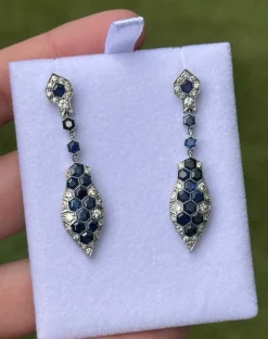 Boucles d'oreilles style Art Déco en platine avec diamants et saphirs.