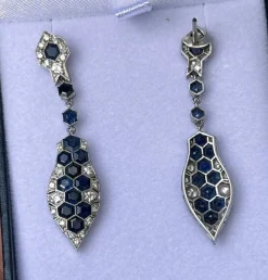 Boucles d'oreilles style Art Déco en platine avec diamants et saphirs.