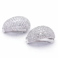 Boucles d'oreilles TAUBE en or blanc, pavé de diamants