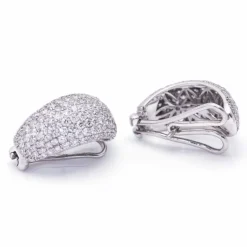 Boucles d'oreilles TAUBE en or blanc, pavé de diamants