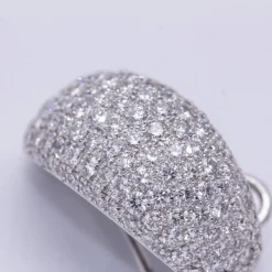 Boucles d'oreilles TAUBE en or blanc, pavé de diamants