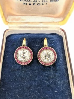 Boucles d'oreilles uniques en or jaune avec diamants et rubis importants